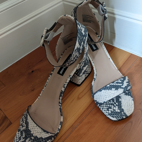 Sandals - Picture 2 of 4